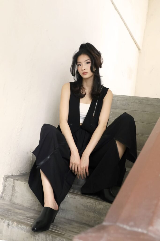 CHOSEN - Joo Zipper Vest in Black